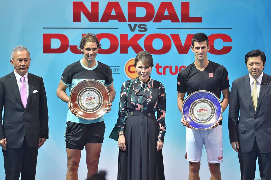 Trasferta a tutto tondo quella di Novak Djokovic e Rafa Nadal in Thailandia, dove i due si sono sfidati in un match esibizione per promuovere il turismo nel Paese asiatico. Prima di indossare i loro abiti da lavoro in campo, per, i due campioni hanno dovuto assolvere alcune formalit con i loro ospiti
